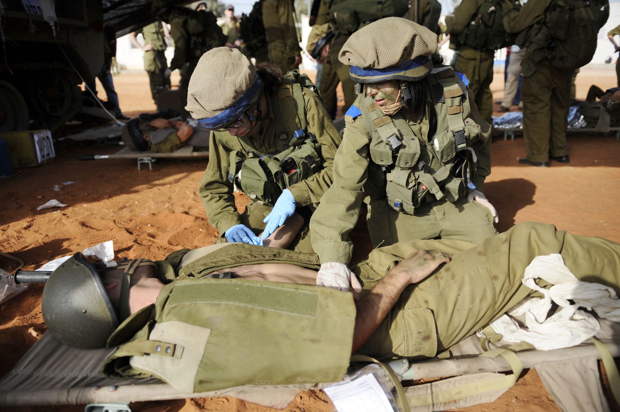 Flickr_-_Israel_Defense_Forces_-_Field_Doctors_Treat_’Wounded’_During_Exercise,_Oct_2010_(2)